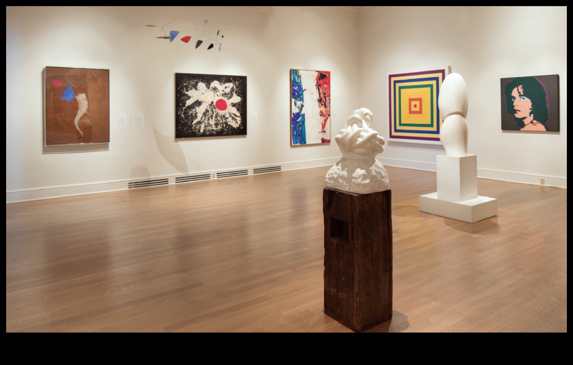 מהן כמה דרכים יצירתיות לסדר יצירות אמנות בחללים מודרניים?