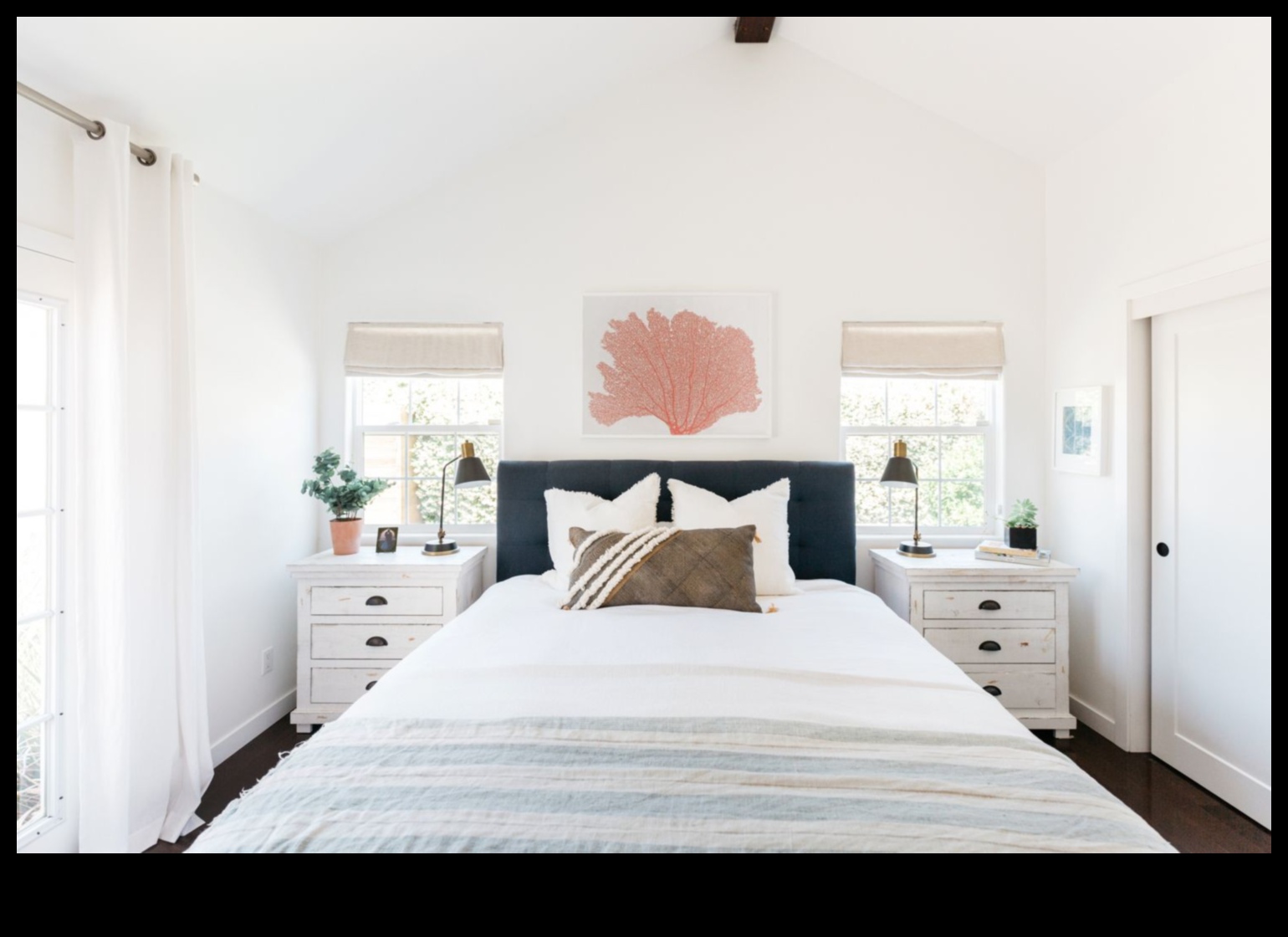 איך אני יוצר עיצוב חדר שינה חוף למפלט חוף מרגיע?