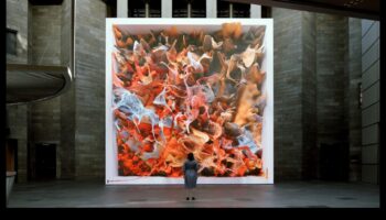 מהן כמה דרכים יצירתיות לסדר יצירות אמנות בחללים מודרניים?