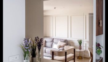 האם אתה יכול להציע דרכים יצירתיות להשתמש במראות בעיצוב הבית?